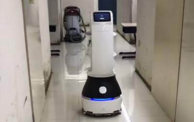 武漢方艙醫(yī)院 智能機(jī)器人助力無接觸送餐，展現(xiàn)中國科技抗疫力量